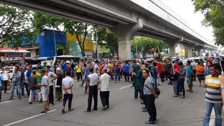 Demo , Larangan Parkir , Pemblokir Jalan Sudirman