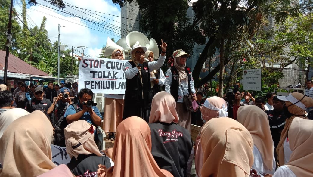 Barisan Emak-emak Pendukung Prabowo , KPU Palembang