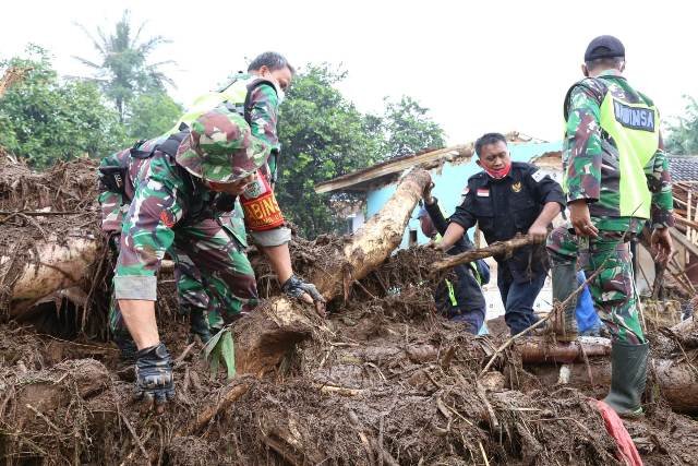 Banjir Bandang , Bencana Alam , BPBD , Kampung Cibuntu , Polres Sukabumi , Posko Bencana , Sat Brimob Polda jabar , Sukabumi , Tim SAR
