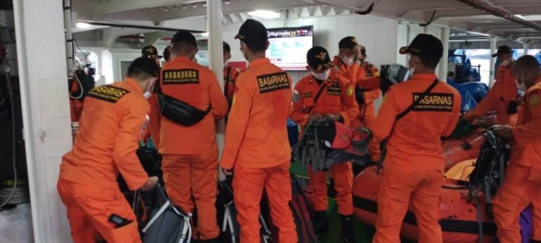 Penyerahan Serpihan Badan Pesawat , Posko SAR Terpadu Jakarta , SAR Mission Coordinator , SAR pesawat Sriwijaya SJ182