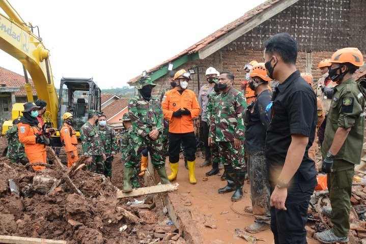 evakuasi warga , hasil kajian , Longsor di Dusun Bojong Kondang , zona merah