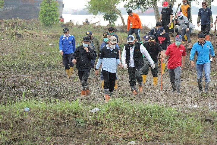 bantaran sungai musi , Destinasi Wisata Palembang , gotong royong membersihkan pulau kemaro