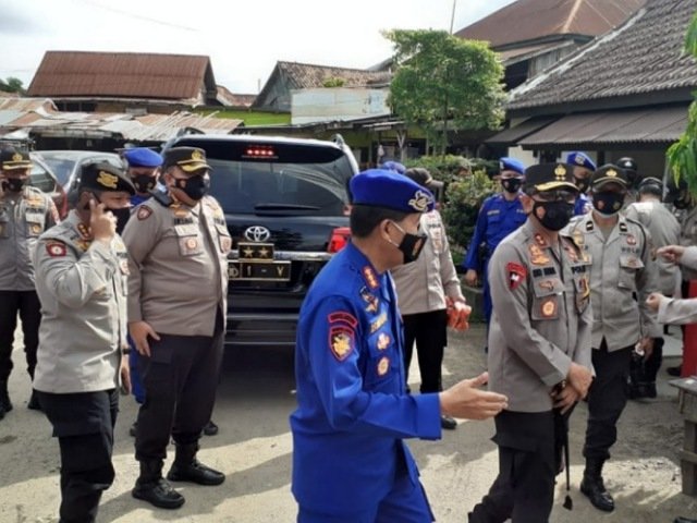 1000 Masker , mematuhi protokol kesehatan , membagikan masker di Jalan Simpang Sungki , selalu jaga jarak