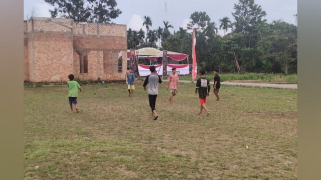 Anak-anak Kampung Sungai Jawi , lapangan sepak bola , mengajak bermain bola