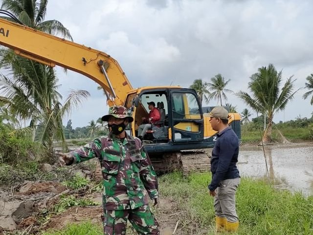 pembangunan jalan , Pembangunan Jalan Sepanjang 750 Meter , TMMD Ke-110 Kodim 0418 Palembang Di Kampung Jawi