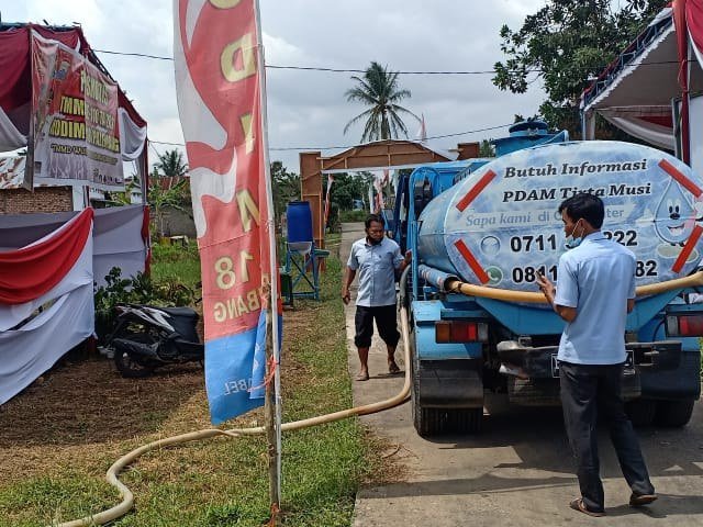 Air bersih dari PDAM Tirta Musi , Air Bersih Untuk Kegiatan MCK , Penampungan Air Satgas TMMD Kodim 0418 Palembang