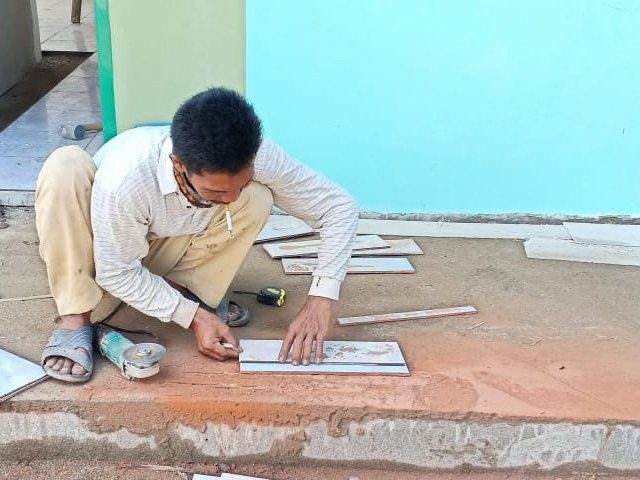 Pemasangan keramik , pengerjaan renovasi rumah
