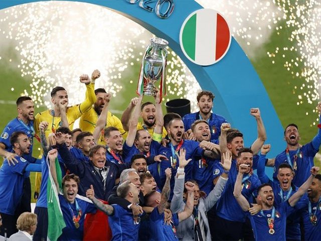babak perpanjangan waktu , italia juara Euro 2020 , mencetak gol kemenangan
