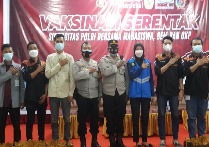 BEM se Indonesia bekerjasama dengan Polri , BEM Universitas PGRI Palembang , mahasiswa mengikuti vaksinasi