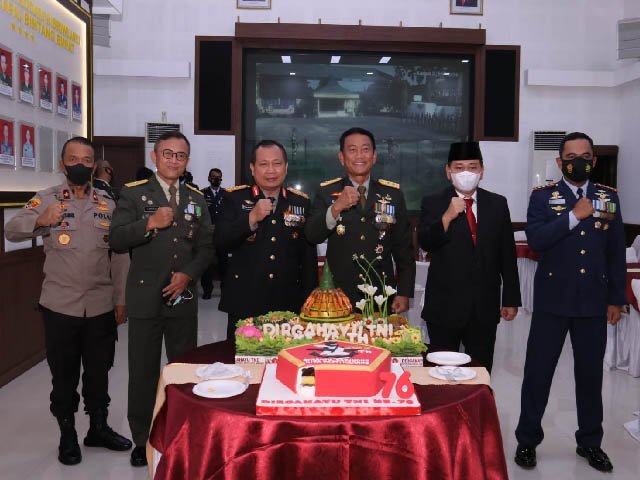 kebersamaan TNI dan Polri , penanggulangan Karhutla , Peringatan HUT TNI ke 76 , rasa nyaman dan aman