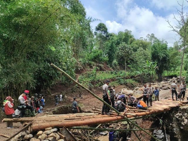 Banjir Bandang , membersihkan material banjir , membuat jembatan darurat , Team SAR Kompi 4 Batalyon A