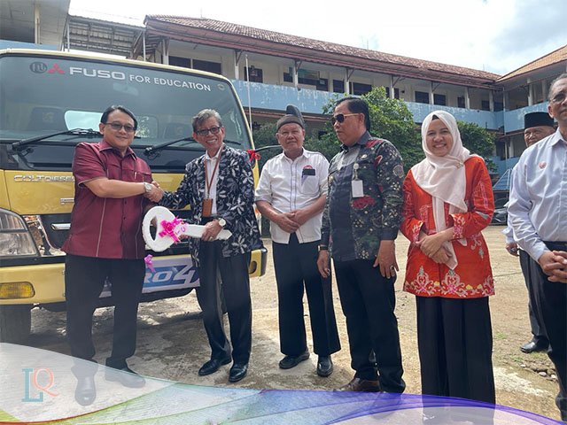 Bantuan Kendaraan Praktek , Program CSR , PT Krama Yudha Tiga Berlian Motors , SMK PGRI 2 Palembang